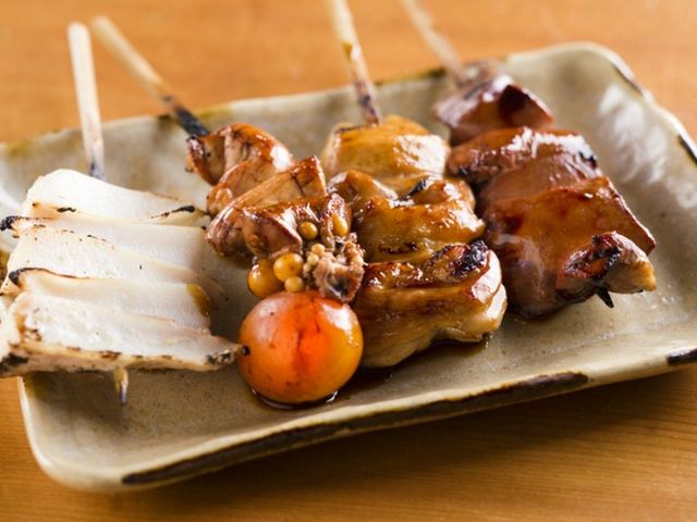 50 years devoted to yakitori. Taste every bit of Date Dori grilled by a master yakitori chef.