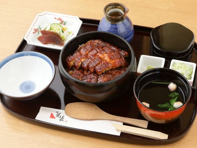 享受名古屋著名的鳗鱼饭,使用关西风格的“地烧”鳗鱼。