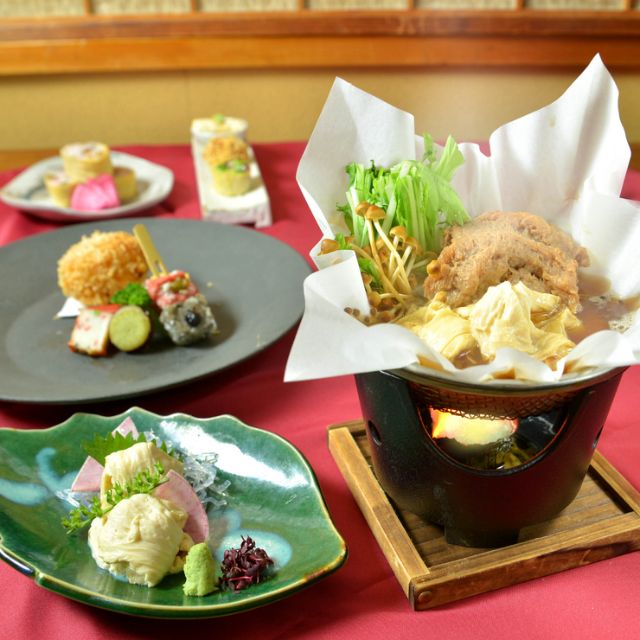 一家前料亭(日本风格餐厅),拥有令人印象深刻的黑板墙。专门提供京都著名的豆腐皮和麸菜肴。
