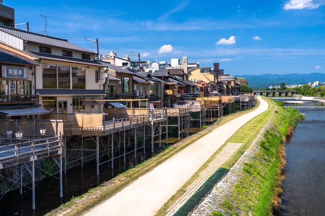 体验京都的夏日风情！鸭川纳凉床的魅力享受指南