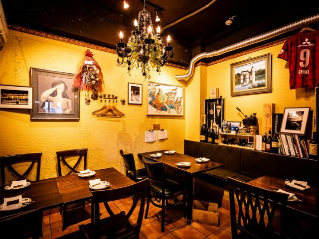 The Neapolitan pizza, which abundantly uses local ingredients, offers an exquisite flavor.