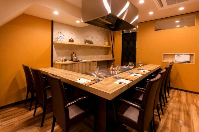 An overwhelming live experience where the finest steak is cooked right in front of you.