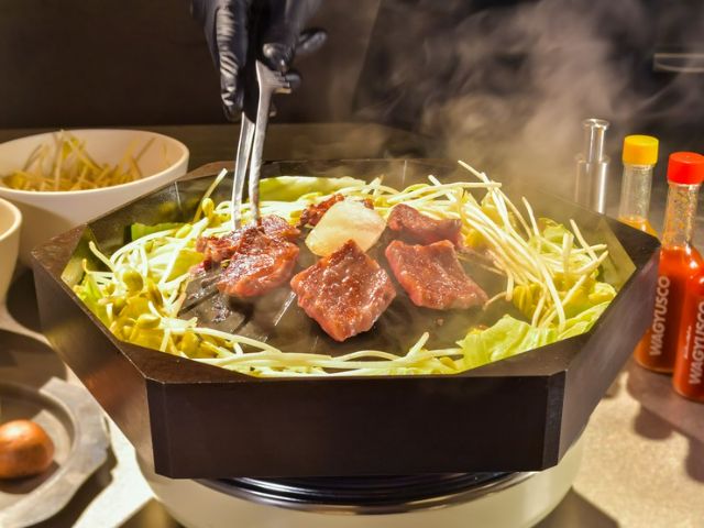 一种新风格的烤肉,使用高质量的大理石花纹肉,在定制的平底锅中烤制