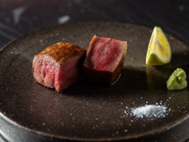 一家展示风格的餐厅,在这里日本料理牛肉被从整块切割成"修剪"菜肴。
