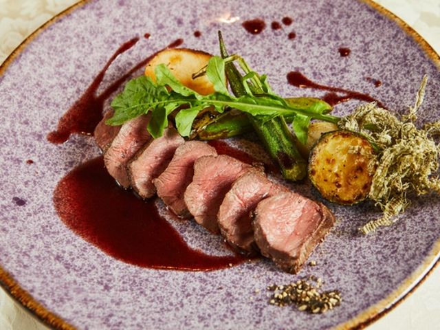 An evolved classical French cuisine selected in Japan's prestigious list of top 100 restaurants.