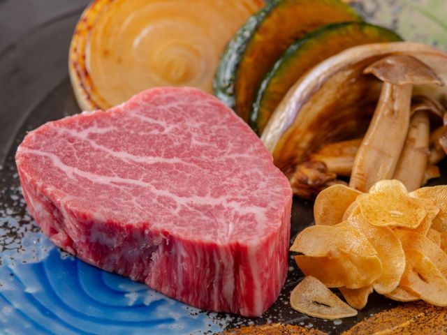 Enjoying local ingredients on a teppanyaki grill surrounded by abundant nature.