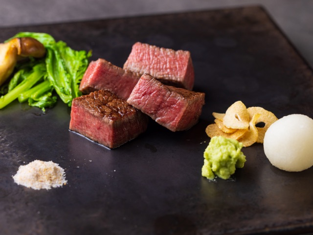 客人可以在柜台豪华地享用品牌牛肉!5家推荐的氛围极佳的餐厅 / 东京