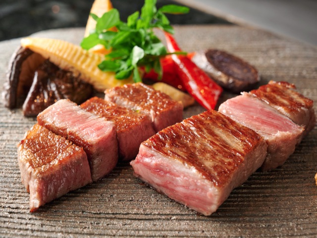 客人可以在柜台豪华地享用品牌牛肉!5家推荐的氛围极佳的餐厅 / 东京
