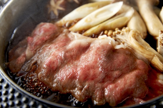 一家餐厅提供稍微高档的新年夜派对,每人约10,000日元,有很多肉