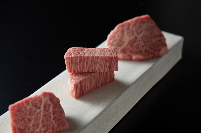 一家餐厅提供稍微高档的新年夜派对,每人约10,000日元,有很多肉