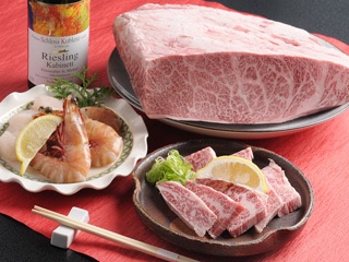 一家餐厅提供稍微高档的新年夜派对,每人约10,000日元,有很多肉
