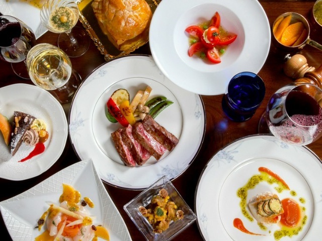Enjoy teppanyaki from a front-row seat with a seasonal view