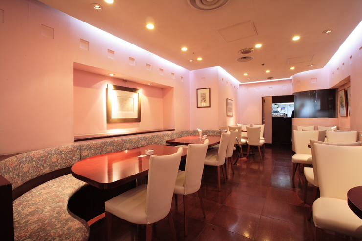 Stylish Cafes Near Cherry Blossom Viewing Spots in Tokyo