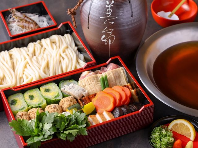 Savoring the specialty 'udon suki' at a traditional shop with over 200 years of history.