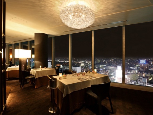 Enjoy courses weaved with ingredients from the eastern part of Aichi Prefecture with a spectacular night scenery