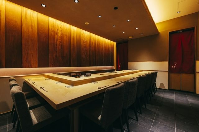寿司 Yu Tsumugi,一位年轻厨师展示他技艺的地方,已经在原来由寿司 Yuu 占据的空间中出现。