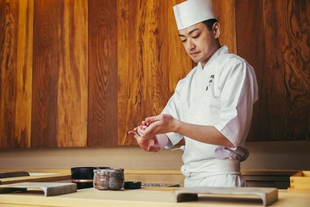 寿司 Yu Tsumugi 继承了米其林星级寿司 Yuu 的遗产,在六本木的原址上出现