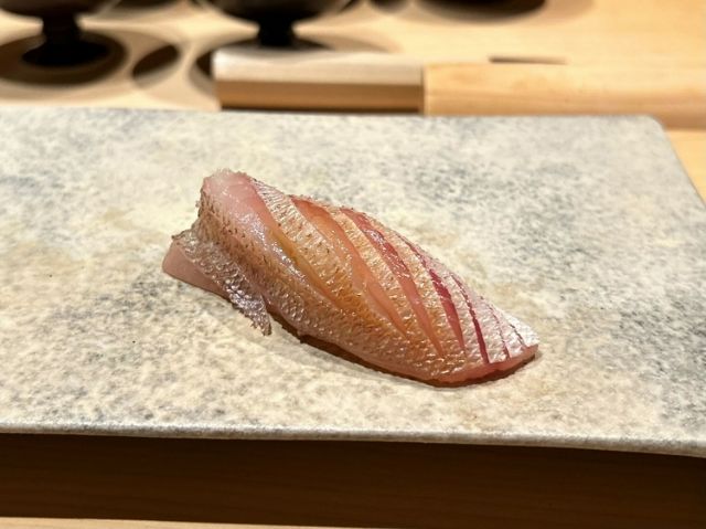 寿司 Yu Tsumugi 继承了米其林星级寿司 Yuu 的遗产,在六本木的原址上出现