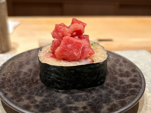 寿司 Yu Tsumugi 继承了米其林星级寿司 Yuu 的遗产,在六本木的原址上出现