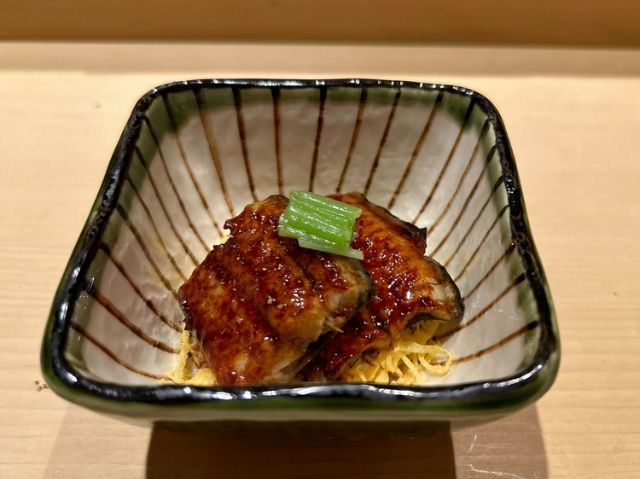 寿司 Yu Tsumugi 继承了米其林星级寿司 Yuu 的遗产,在六本木的原址上出现