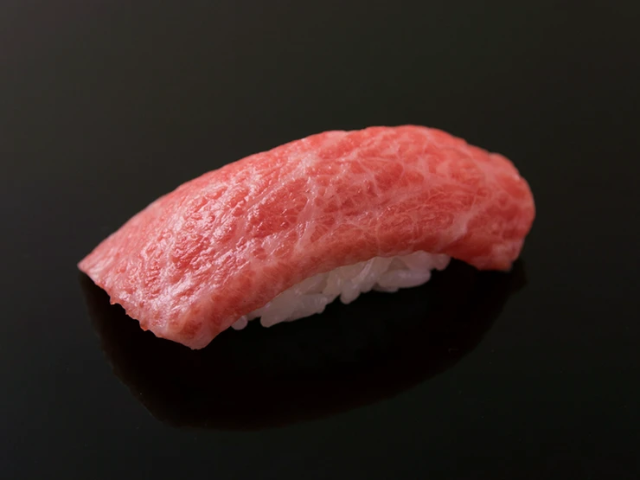 配料主要来自北海道附近的海域。一家受寿司鉴赏家信赖的著名餐厅