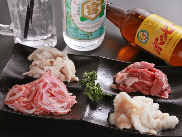 一个居酒屋,客人可以享受当地的清酒以及山形品牌的牛肉和内脏