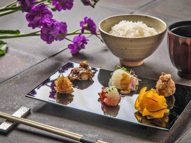 结合使用季节性食材的料理和日本料理清酒