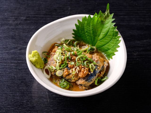 一家热情欢迎客人的餐厅,提供美味的海鲜料理,以其特色菜“浜烧”为主打。
