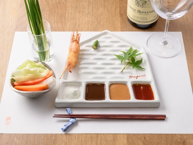 食客们在美丽排列的串到来时欢呼两声