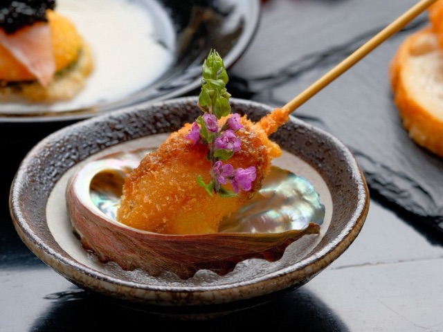 在时尚的环境中,创作料理油炸串烧,采用丰盛的食材