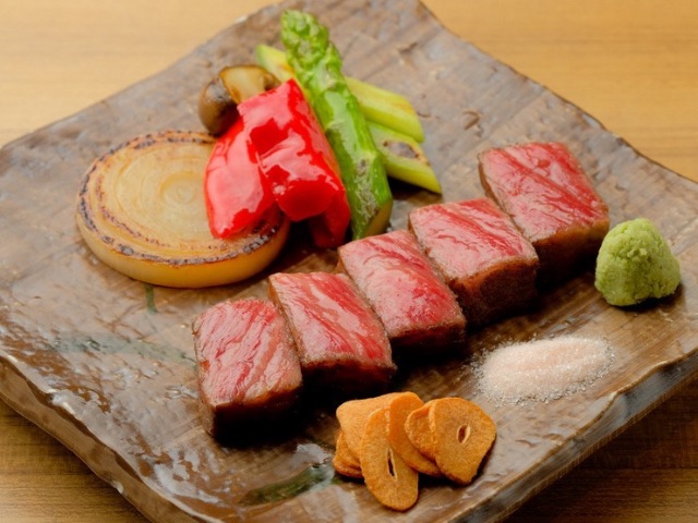 享受餐厅自家牧场饲养的独特Fukujukan牛肉