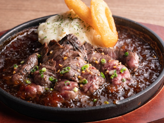 一个餐饮酒吧,客人可以享受大量的炭烤肉