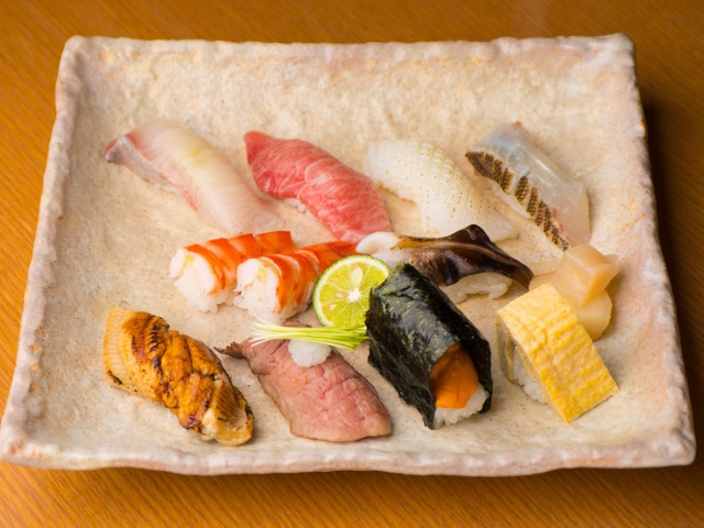 享受使用当地时令食材制作的寿司以及日本料理清酒