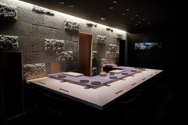 Enjoy sushi crafted by a world-traveled chef who has gained experience overseas.