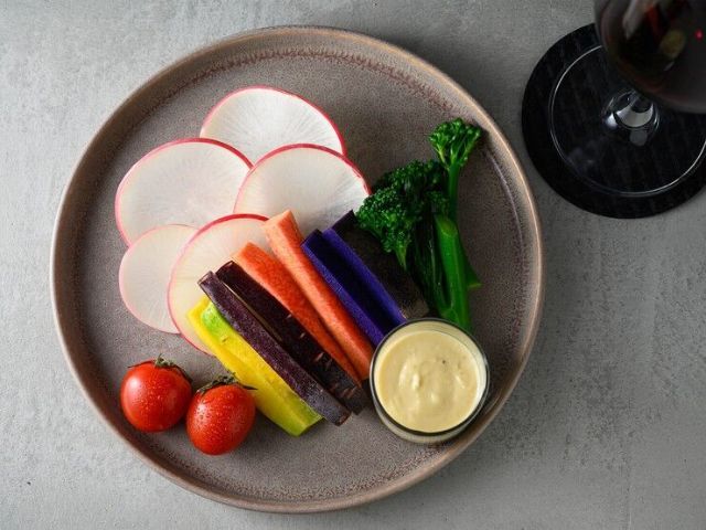 A stylish izakaya where you can enjoy homemade smoked dishes paired with a variety of Western and Japanese spirits.