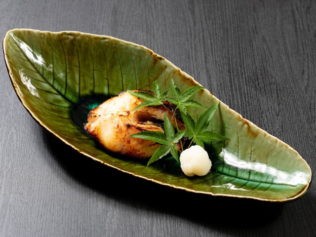 各种各样的菜肴,以时令鱼、优质日本料理黑和牛肉和新鲜蔬菜为特色