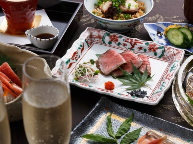 在优雅的日本料理环境中享用时令高级料理