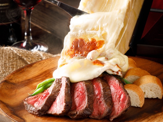 享受瑞士奶酪和日本料理的国产牛肉,搭配来自世界各地的葡萄酒