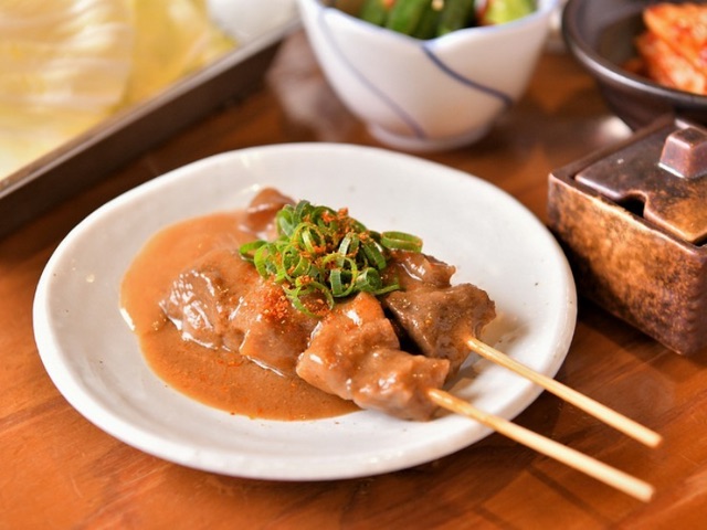 享受大阪美食,如高质量的串烧和土手烧