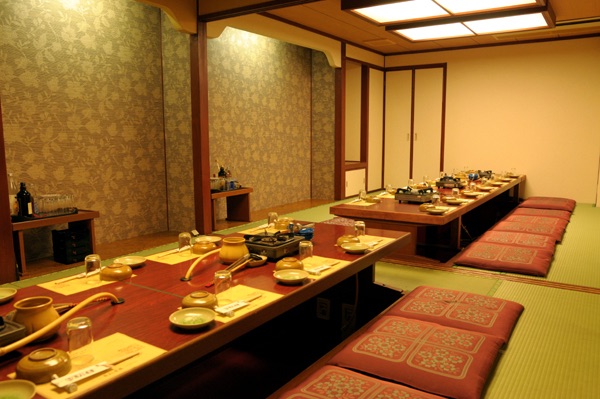 一家日本料理餐厅,客人可以享用丰富多样的单点菜品,包括特色的Toriyoshi火锅