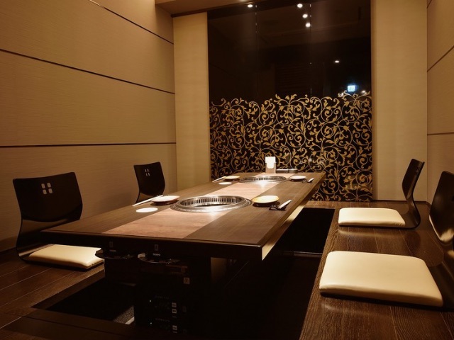 在舒适和放松的私人空间享受高品质的日本料理、黑和牛和葡萄酒
