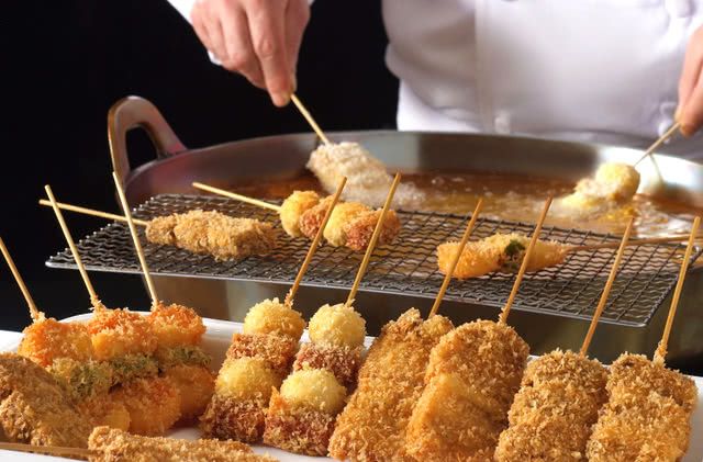 易于品尝的kushiage和kushikatsu