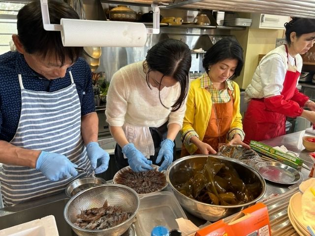 活动 '渔民聚会在富山新湊渔港!' 展示富山的海鲜料理 | 海到盘项目支持北陆地区