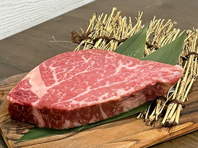 精心挑选的日本料理牛肉在熔岩石上烤制,并搭配精心挑选的葡萄酒