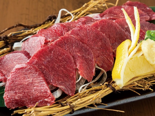 A 酒吧 where guests can enjoy carefully selected meat, 海鲜料理 and brand sake