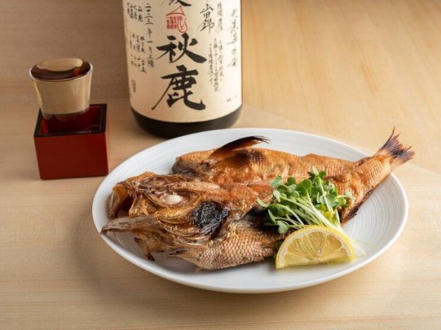 Experience Japanese food culture with carefully selected sake and meticulously chosen appetizers.