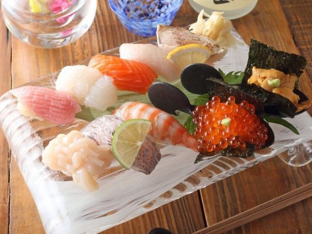 Enjoy casually luxurious sushi and small dishes in a Japanese-style, emotionally rich atmosphere.
