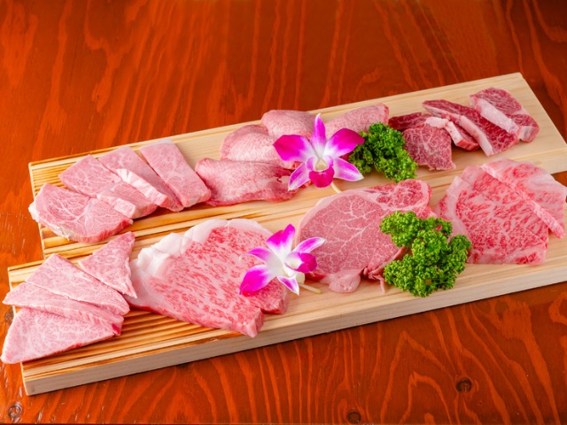 享受来自北海道的富良野日本料理牛肉作为烤肉