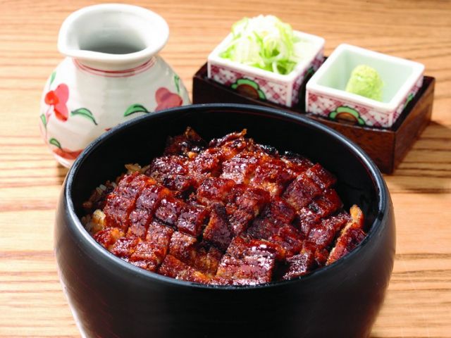 전통적인 굽는 방식을 고수하는, 히츠마부시 전문점