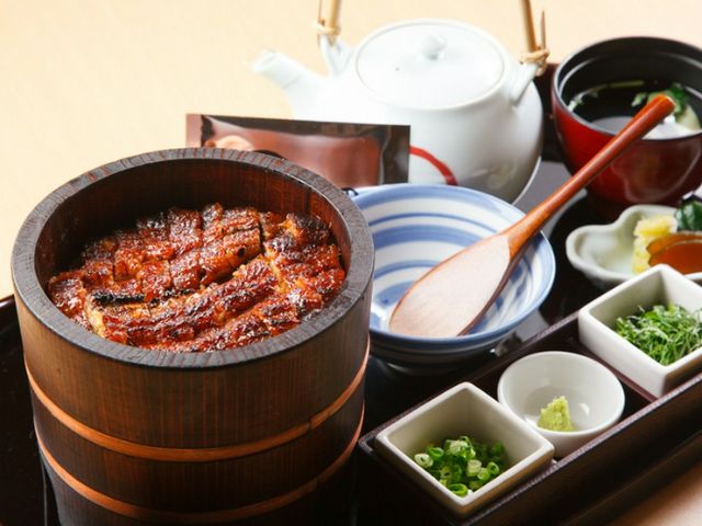 신칸센 출구에서 1분 거리에 있는 가게에서 맛보는, 정성이 가득한 히츠마부시
